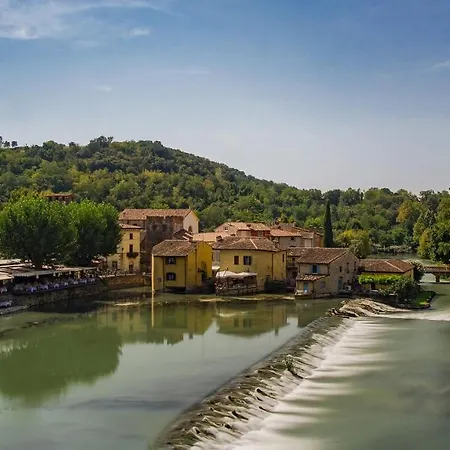 Charme And Relax With Garden And Swimming Pool Апартаменты