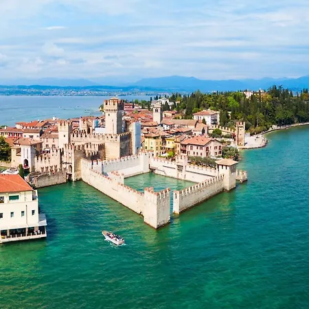 Lägenhet Charme And Relax With Garden And Swimming Pool Desenzano del Garda