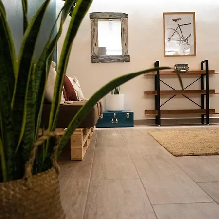 Апартаменты Charme And Relax With Garden And Swimming Pool Дезенцано-дель-Гарда