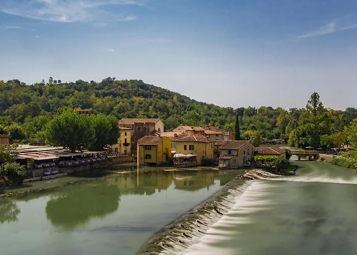 Charme And Relax With Garden And Swimming Pool Апартаменты