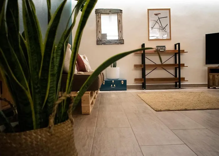 Апартаменты Charme And Relax With Garden And Swimming Pool Дезенцано-дель-Гарда